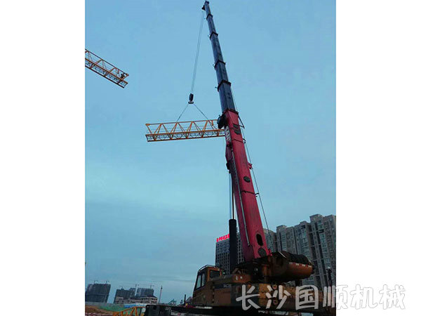350吨汽车吊世界五百强长沙宜家项目安装大塔吊