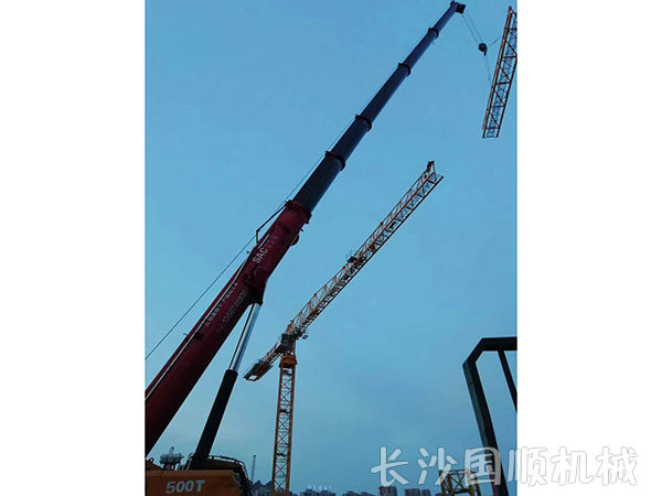 350吨汽车吊世界五百强长沙宜家项目安装大塔吊